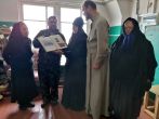 Паломник передаёт в дар монастырю книгу с историей Кылтовского монастыря